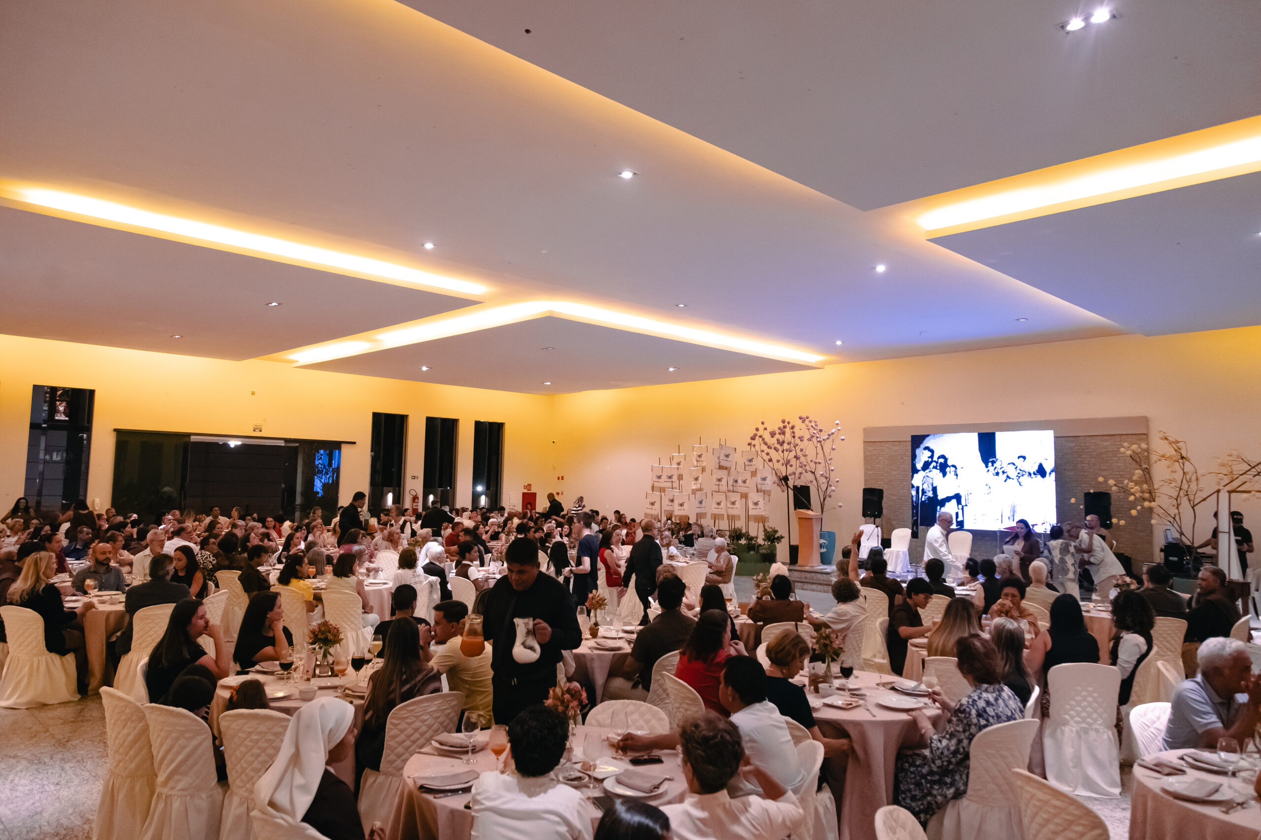 Jantar comemorativo marca homenagens e memória dos 80 anos